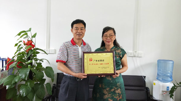 1532055841629468.jpg 林宇为点点taptap法学系教工党支部授牌.JPG
